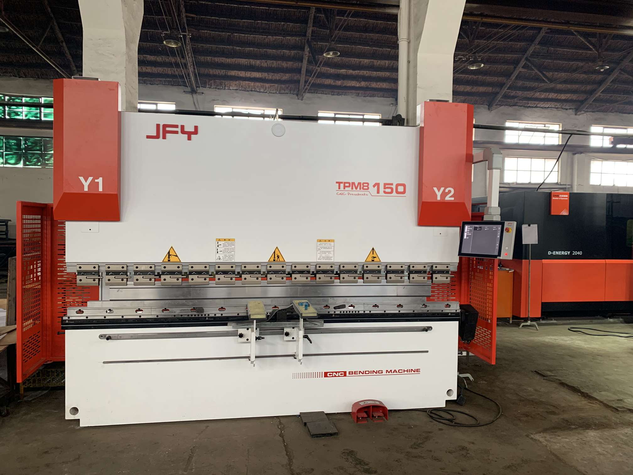 Mashine Mpya ya Kukunja ya CNC Katika Huduma